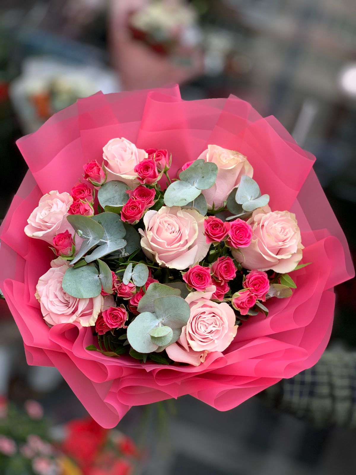 Buchet din 7 Trandafiri si 4 Trandafiri Arbusti